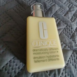 ✨New Dramatically Different Moisturizing Lotion +